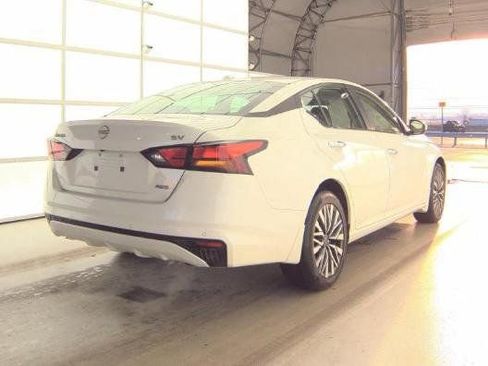 Used 2024 Nissan Altima 2.5 SV image 4