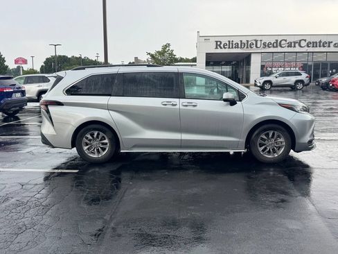 Used 2023 Toyota Sienna LE AWD/4WD image 4