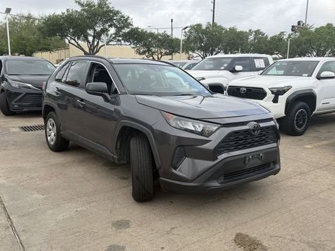 Used 2021 Toyota RAV4 LE image 3