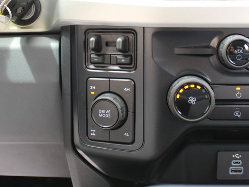 Used 2025 Ford F350 XLT AWD/4WD image 31