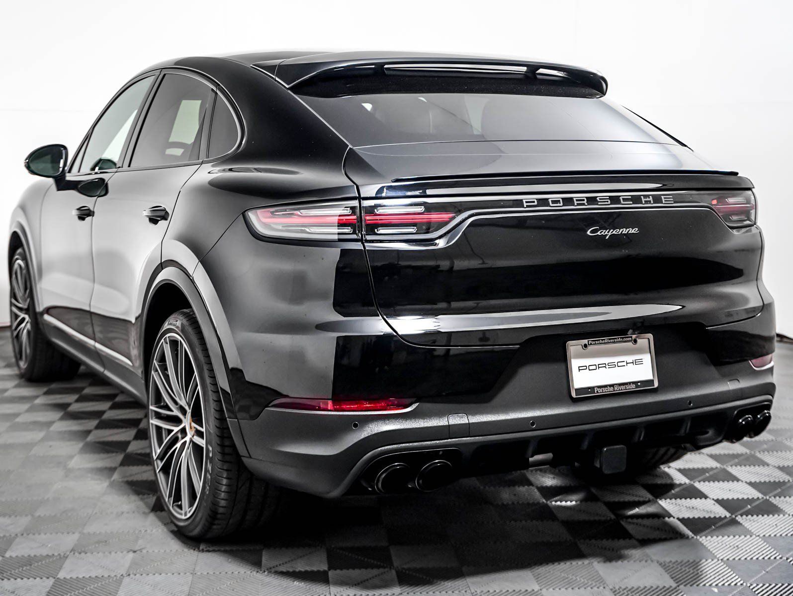 Certified 2023 Porsche Cayenne Platinum Edition w/ Towing Package w/o Tow Ball AWD/4WD image 3
