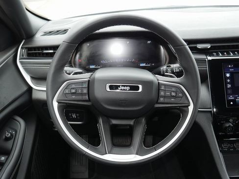 Used 2023 Jeep Grand Cherokee Altitude image 17