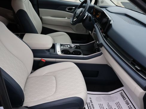 Used 2025 Kia Carnival EX image 11