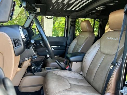 Used 2017 Jeep Wrangler Unlimited Sahara w/ Connectivity Group AWD/4WD image 11