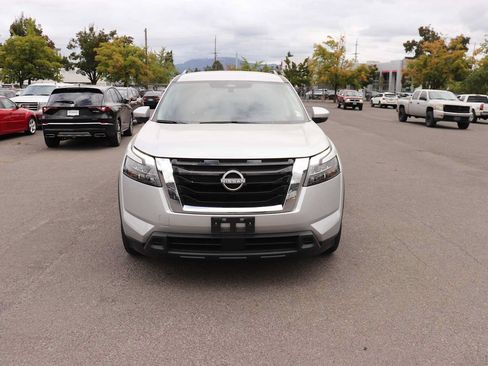 Used 2024 Nissan Pathfinder SV AWD/4WD image 2