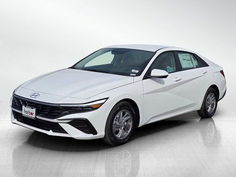 New 2026 Hyundai Elantra SE image 3