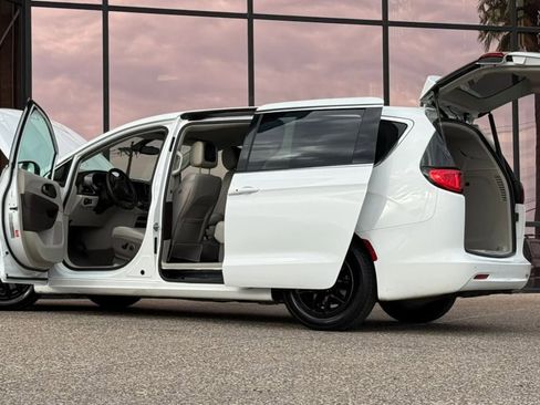 Used 2017 Chrysler Pacifica Touring FWD image 28
