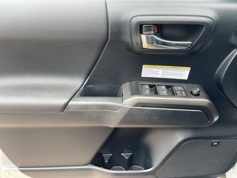 Certified 2019 Toyota Tacoma TRD Off-Road AWD/4WD image 12