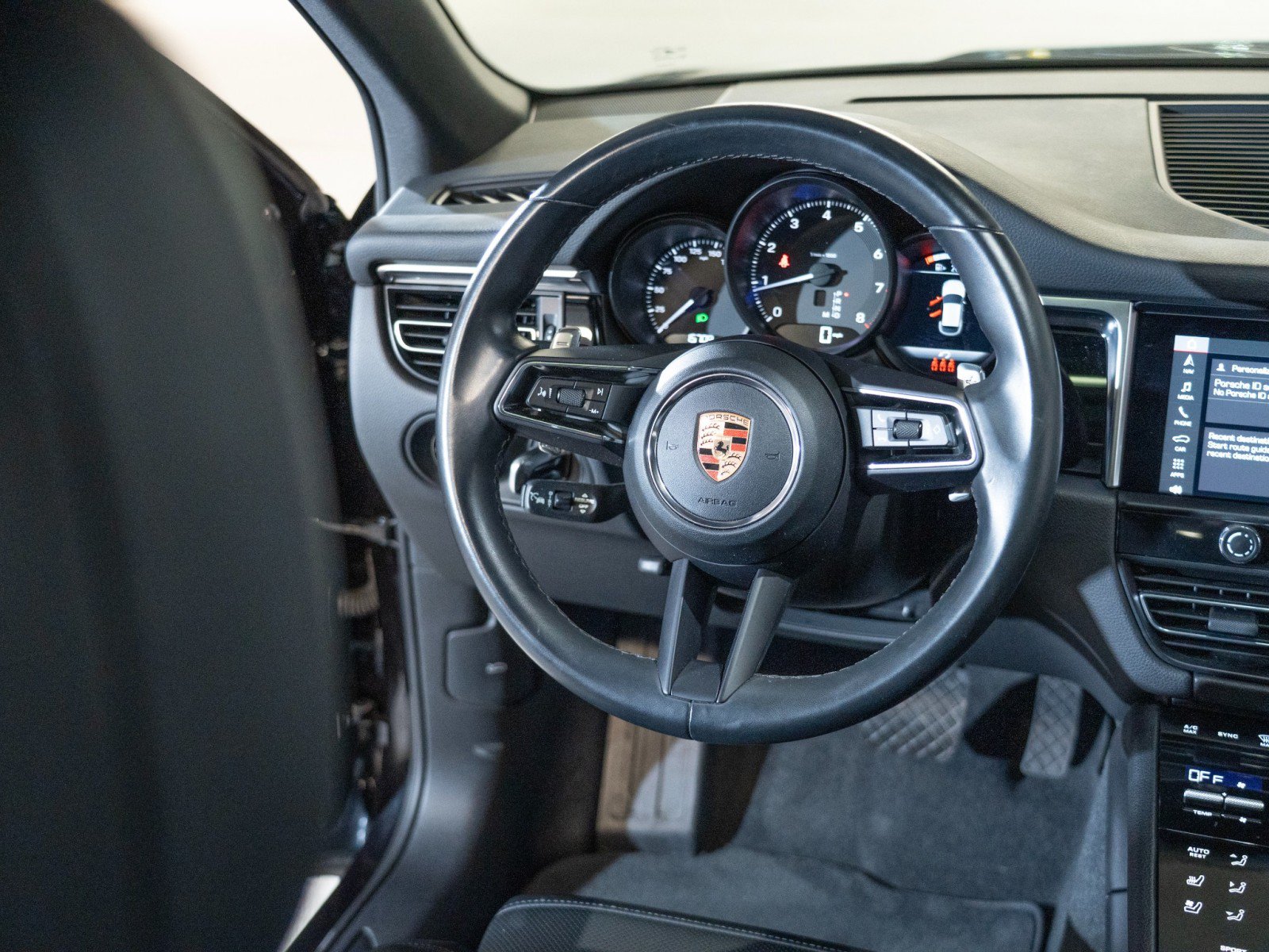 Certified 2023 Porsche Macan AWD/4WD image 25