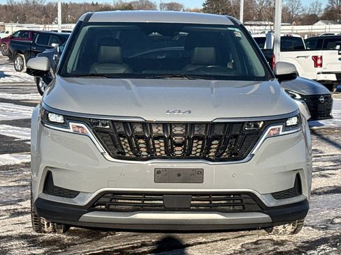 Used 2024 Kia Carnival EX image 3