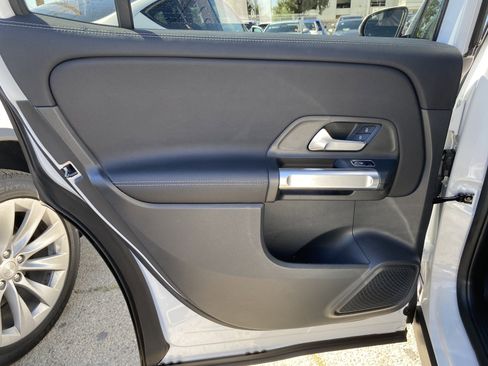 Used 2022 Mercedes-Benz GLB 250 4MATIC w/ Premium Package Lite image 18