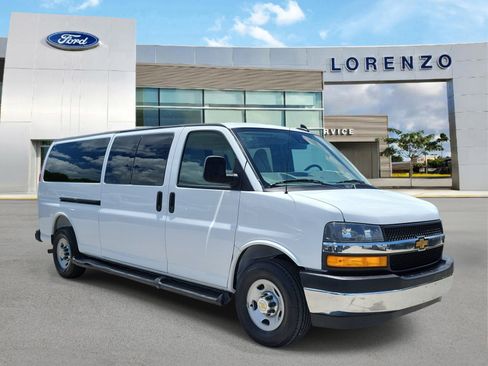 Used 2025 Chevrolet Express 3500 LT w/ LT Preferred Equipment Group RWD image 3