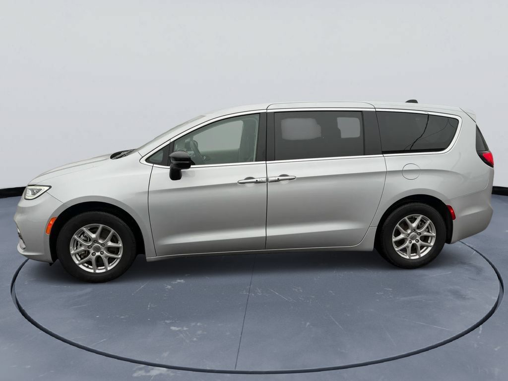 Used 2024 Chrysler Pacifica Touring-L FWD image 6