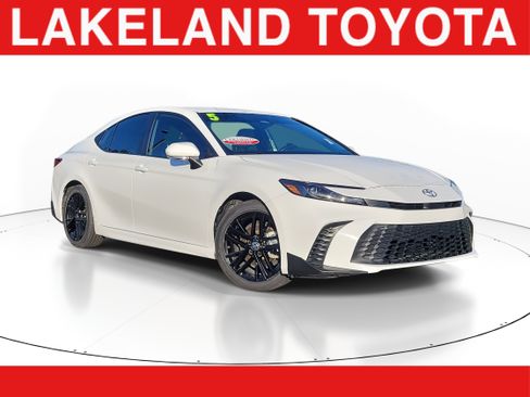 Certified 2025 Toyota Camry SE image 1