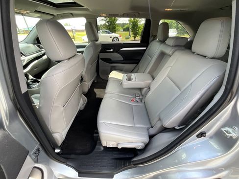 Used 2015 Toyota Highlander XLE image 19