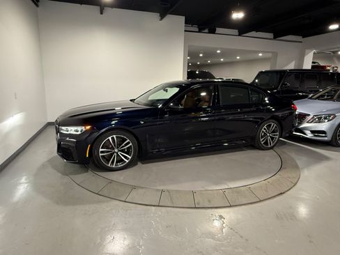Used 2022 BMW 740i xDrive w/ M Sport Package AWD/4WD image 9