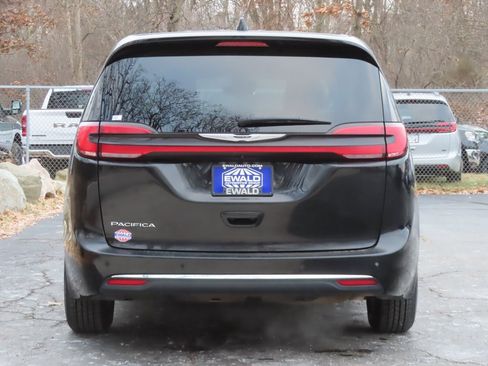 Certified 2024 Chrysler Pacifica Touring-L image 14