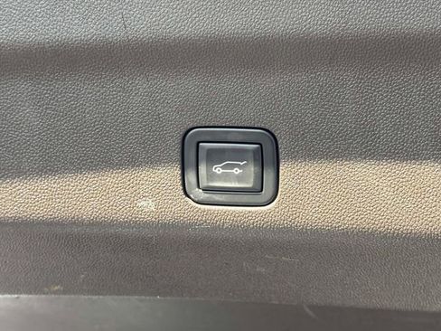 Used 2023 GMC Yukon XL SLT w/ SLT Luxury Package image 9