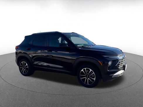 Used 2025 Chevrolet TrailBlazer LT image 2