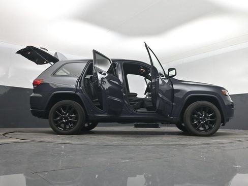Used 2018 Jeep Grand Cherokee Altitude AWD/4WD image 7