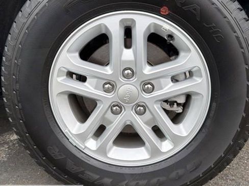 Used 2025 Jeep Grand Cherokee Laredo w/ Luxury Tech Group I image 64