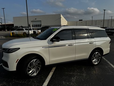 Used 2025 Lincoln Navigator Reserve AWD/4WD image 12