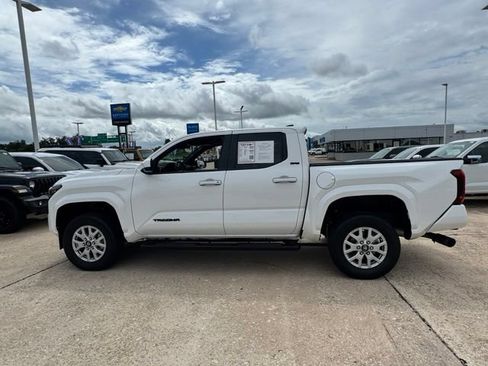 Used 2024 Toyota Tacoma SR5 AWD/4WD image 4