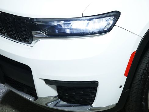 Used 2022 Jeep Grand Cherokee L Limited w/ Luxury Tech Group II image 16