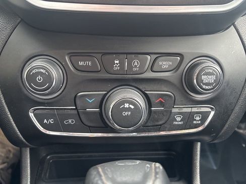 Used 2020 Jeep Cherokee Trailhawk w/ Cold Weather Group image 27