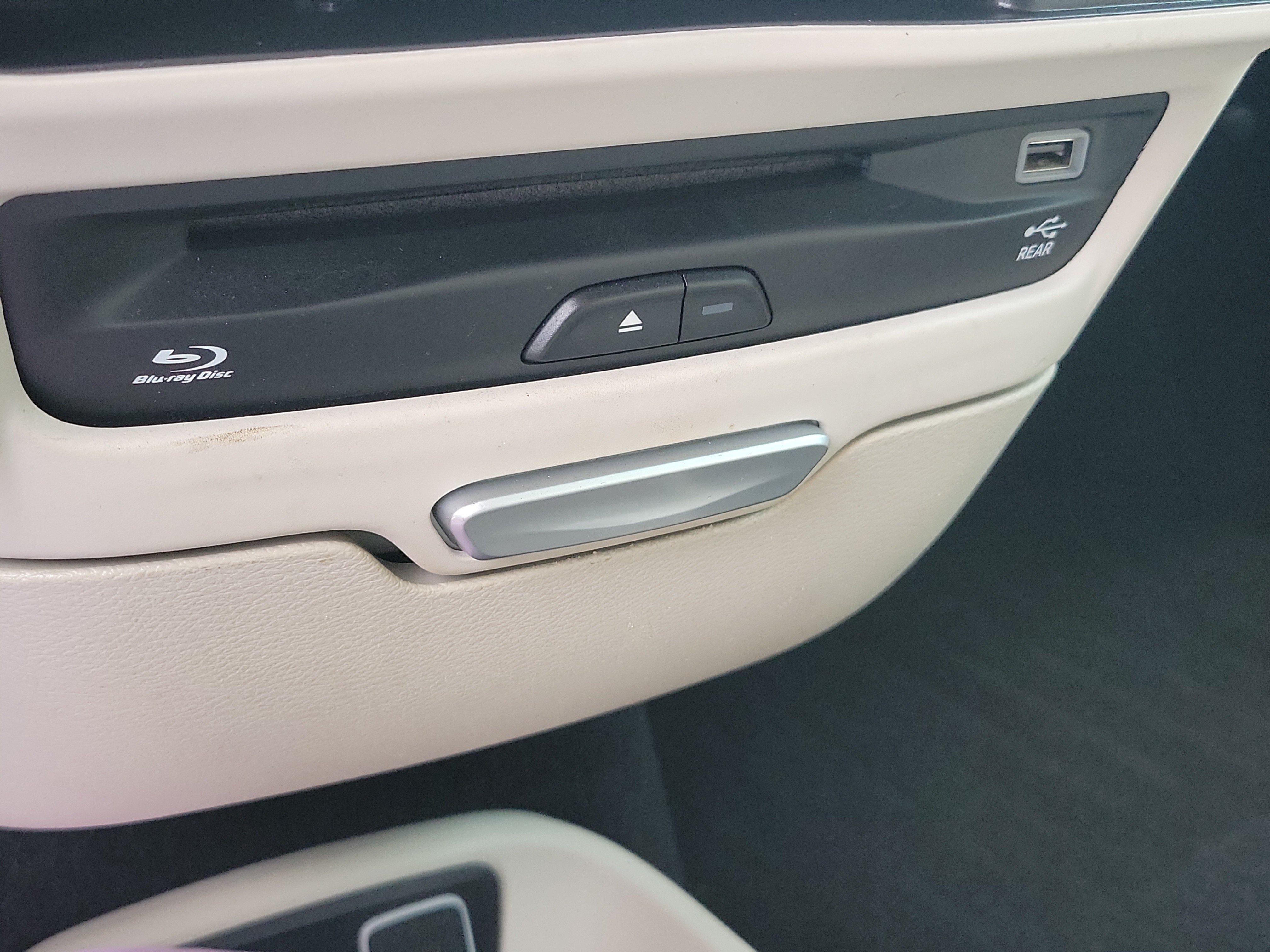 Used 2017 Chrysler Pacifica Limited w/ UConnect Theater Package FWD image 31