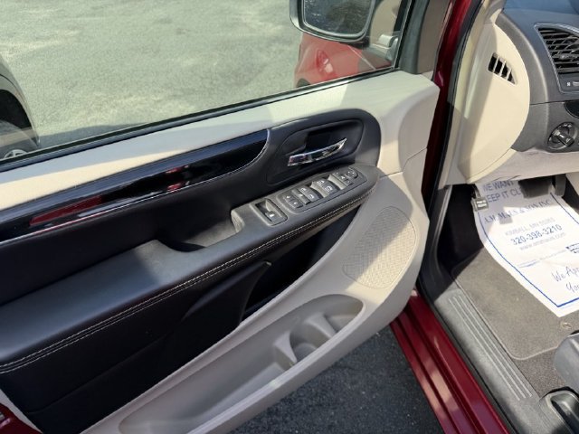 Used 2014 Chrysler Town & Country Touring-L FWD image 15