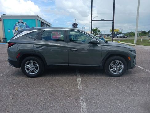 Used 2025 Hyundai Tucson SE FWD image 2