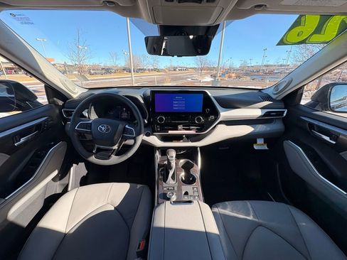 Used 2026 Toyota Highlander Platinum image 11