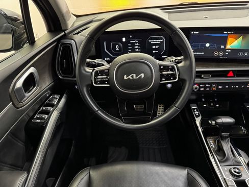 Used 2025 Kia Sorento SX AWD/4WD image 16