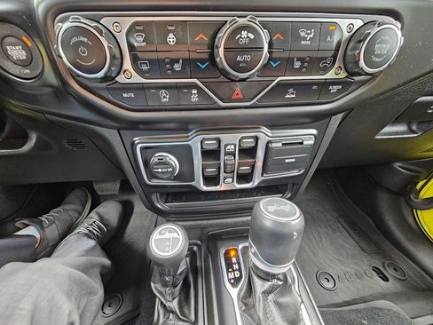 Used 2022 Jeep Wrangler Unlimited Sahara AWD/4WD image 22