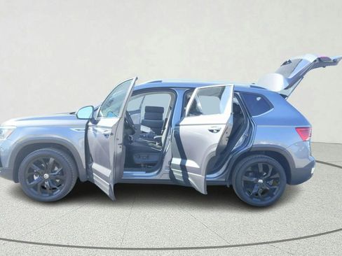 Used 2023 Volkswagen Taos SE w/ Black Wheel Package image 11