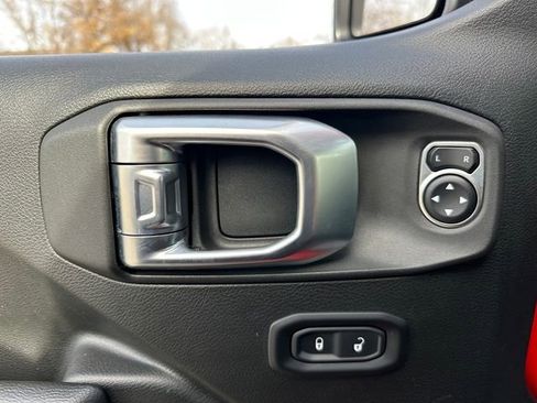 Used 2021 Jeep Wrangler Sport S image 32