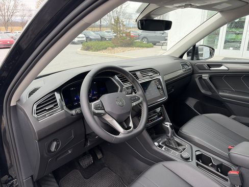 Used 2022 Volkswagen Tiguan SE image 17