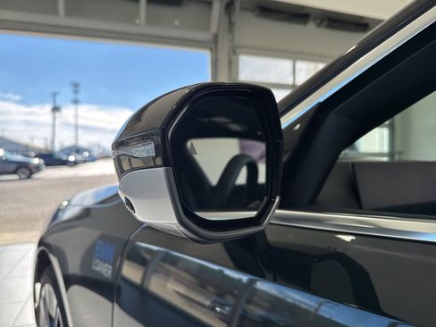 Used 2025 BMW 530i xDrive w/ Premium Package image 13