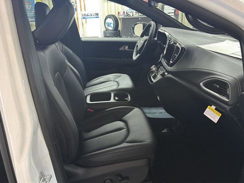 New 2026 Chrysler Pacifica Select FWD image 18