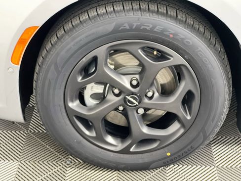 Used 2022 Chrysler Pacifica Limited w/ Uconnect Theater Family Group FWD image 11