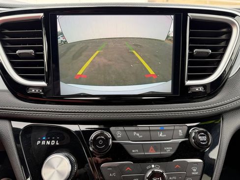 Used 2025 Chrysler Pacifica Limited image 25