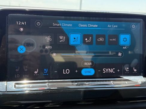Used 2024 Volkswagen Atlas SE w/ Panoramic Sunroof Package FWD image 24