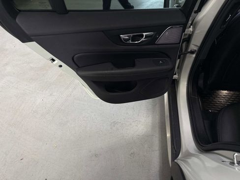 Used 2020 Volvo V60 T5 Cross Country image 11