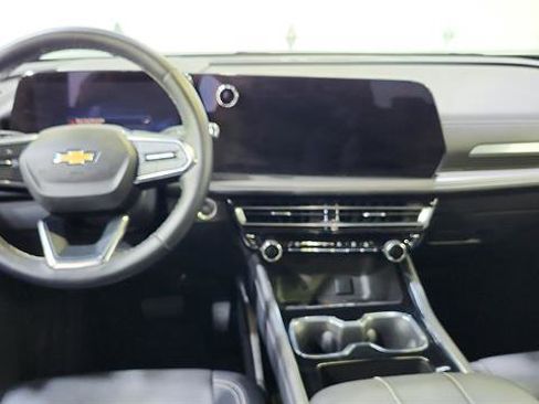 Used 2025 Chevrolet Traverse LT FWD image 24