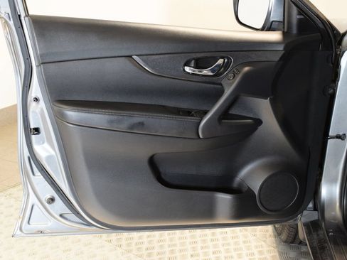 Used 2017 Nissan Rogue SV AWD/4WD image 12