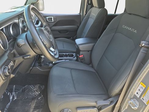 Used 2018 Jeep Wrangler Unlimited Sahara AWD/4WD image 17