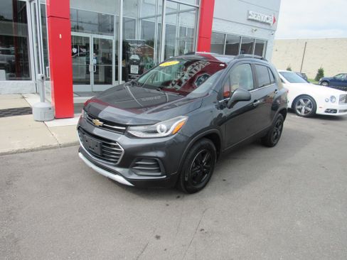 Used 2017 Chevrolet Trax LT w/ LT Convenience Package AWD/4WD image 2