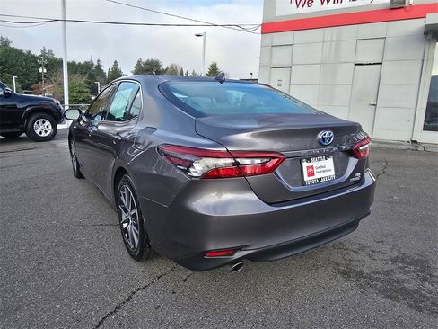 Certified 2021 Toyota Camry XLE w/ Navigation Upgrade Package image 5