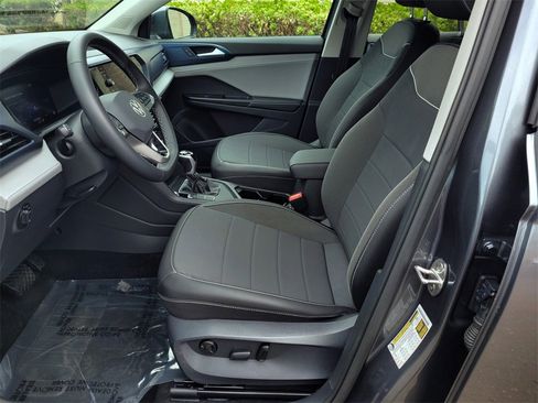 Used 2024 Volkswagen Taos SE image 17